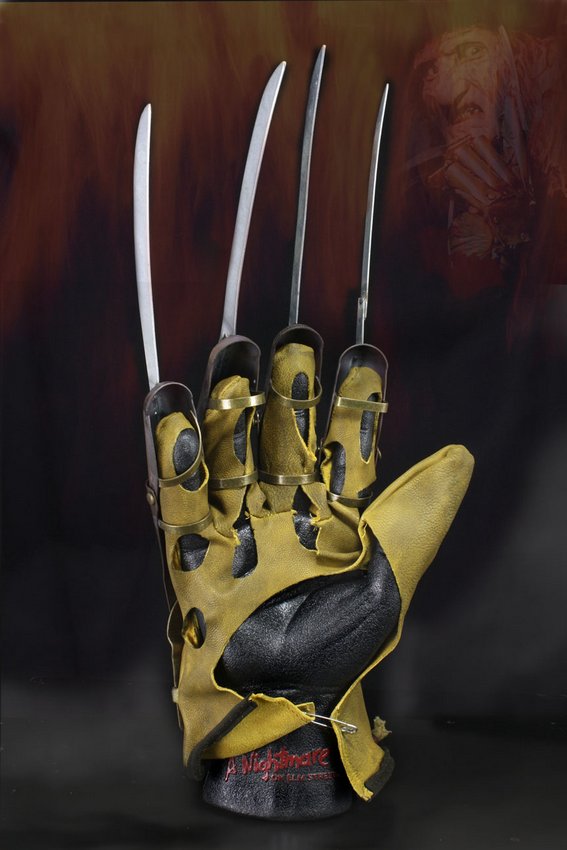 39818 NECA Freddy Glove2