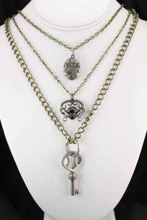 23361 Alice Necklace 01