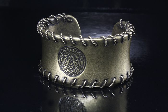 23480 Wolf Cuff